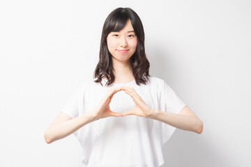 OKのジェスチャーをする若い女性