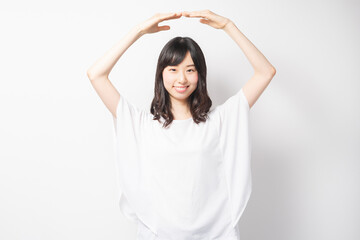 OKのジェスチャーをする若い女性