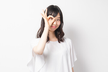 OKのジェスチャーをする若い女性