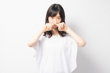 NGのジェスチャーをする若い女性