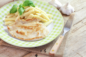 assiette de pâtes et escalope de poulet