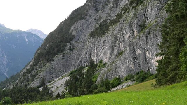Die zentrale Kletterwand in Nassereith mit den Sektoren Botanischer Garten und Eis am Stiel