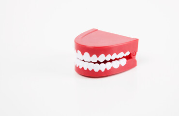 Chattering toy teeth