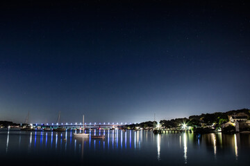 Bah&iacute;a en la noche visualizando  puente y barcos 