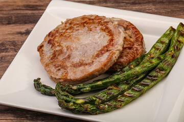 Grilled tuna steak with asparagus