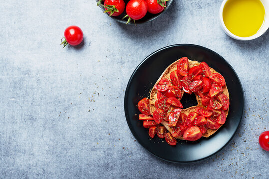Friselle with tomato, oil and origano