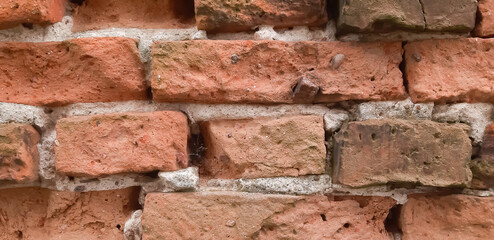 Stare, zniszczone cegły w murze.
