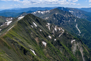 谷川岳から見たオジカ沢ノ頭と万太郎山