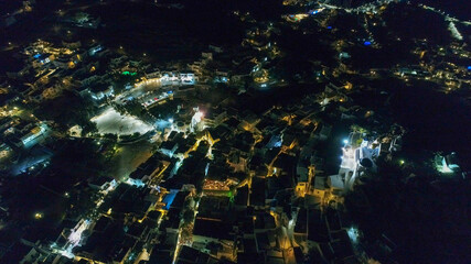 Village de Chora sur l'île d'Ios vue de nuit
