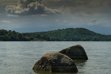 Rocce nel lago sotto le nuvole