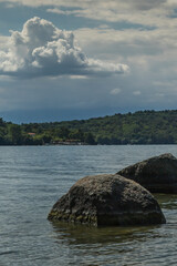 Rocce nel lago sotto le nuvole