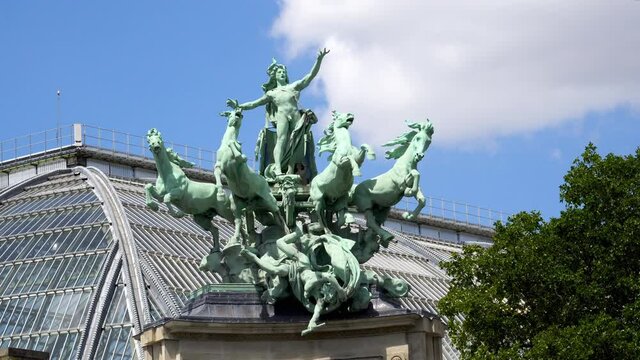 Close-up view of bronze quadriga statue "Harmony Triumphing over Discord" on top of the Grand Palais in Paris (by Georges Recipon (1860 - 1920) - Paris, France