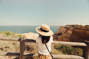 Kobieta w kapeluszu nad morzem