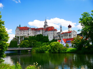 Obraz premium Sigmaringen, Deutschland: Das Hohenzollernschloss liegt an der Donau