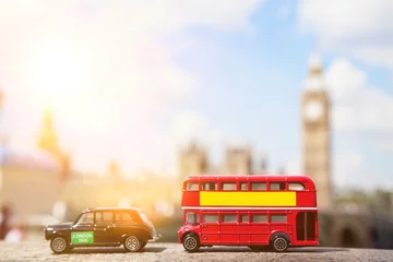 Fotobehang Close-up van beeldjes van het openbaar vervoer met de Big Ben op de achtergrond © moodboard