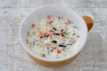 野菜やワイルドライスのミルク風味のチャウダーヴィーガンメニュー