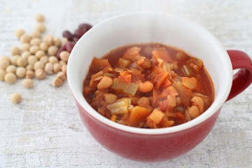 野菜や豆や麦類のミネストローネスープ　ヴィーガンメニュー