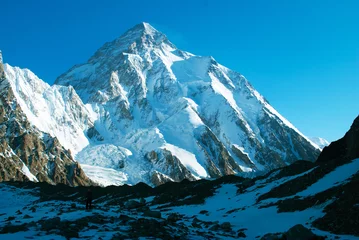 Fotobehang K2 Sneeuwtoppen van bergen met Chogori K2 met blauwe lucht. Wintertoerisme in Karakorum, Pakistan. Sneeuwvallei op horizontaal landschap.