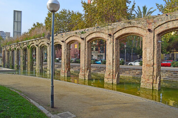 Acueducto en el parque público El Clot de Barcelona España
