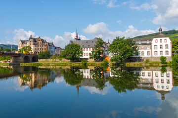 Obraz na płótnie Canvas Panorama von Bernkastel-Kues an der Mosel mit Spiegelung im Wasser, Rheinland-Pfalz, Deutschland