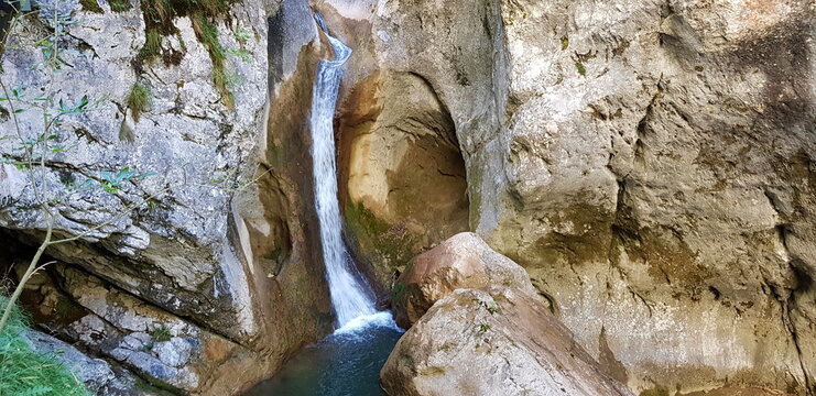 Felsige Schlucht mit einem Wasserfall