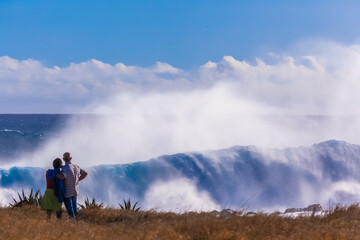 couple contemplant les vagues de houle australe, île de la Réunion 