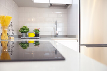 Encimera de cocina con articulos decorativos