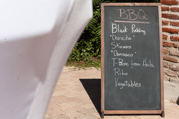 Cartel de comida en un restaurante parrilla con comida de barbacoa