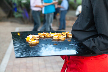 Bandeja de canapés de huevos de codorniz en una fiesta