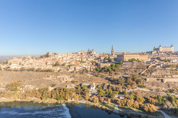 Fototapeta na wymiar Vista general de la ciudad de Toledo con el río Tajo a su paso