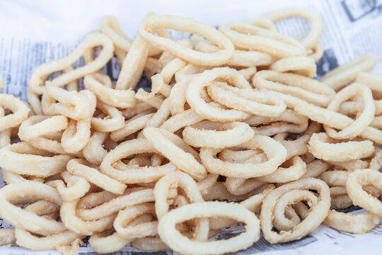 Bandeja con una raci&oacute;n de calamares fritos, una tapa grande de aros de calamar