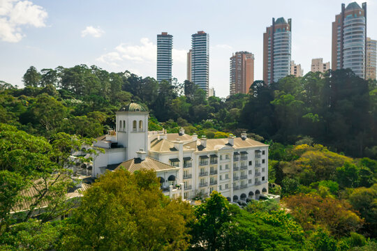 Fotos a&eacute;reas de parques em S&atilde;o Paulo, contraste da Natureza e o asfalto