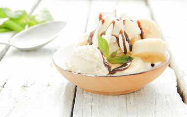 Eisbecher mit Vanille Eiscreme Banane Bananen Sahne Schokosauce