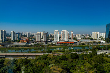 Fototapeta premium Zdjęcia lotnicze parków w São Paulo, kontrast między naturą a asfaltem