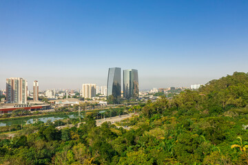 Fototapeta premium Fotos aéreas de parques em São Paulo, contraste da Natureza e o asfalto