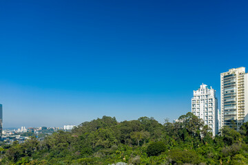 Fototapeta premium Fotos aéreas de parques em São Paulo, contraste da Natureza e o asfalto