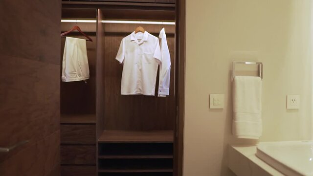 Closet o vestidor de ba&ntilde;o de madera.