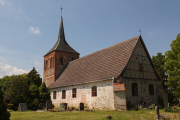 Fototapeta na wymiar Dorfkirche im vorpommerschen Meesiger