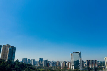 Obraz premium Fotos aéreas de parques em São Paulo, contraste da Natureza e o asfalto