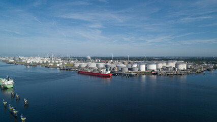 Fototapeta premium Rafineria ropy naftowej ze strefy przemysłowej, przemysł naftowy i gazowy widok z lotu ptaka