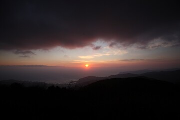 朝焼け, 空, 雲, 太陽, オレンジ, 風景, 自然, 日の出,  山, 雲, 夜, 暗い, 青, 赤, 今夜, 美しい, 地平線, 光, サマータイム, 黄色, 山, シルエット, モーニング