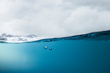 The sea when the storm calmed down The water in the sea is full of dust. The sky is dark and not bright.