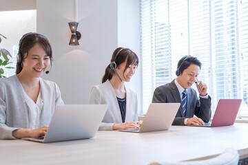 Fototapeta premium ヘッドホンをつけた アジア人 営業 テレアポ