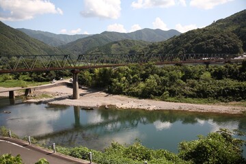 Fototapeta premium 水, 風景, 湖, 川, 自然, 空, 山, 森, 緑, 山, サマータイム, 青, 景色, 美しい, 木, 明媚, 旅行, ヒル, 観光, 雲, 景色, 雲, 木, ナチュラル