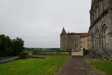 Fototapeta na wymiar Le château et l'église de Chillac