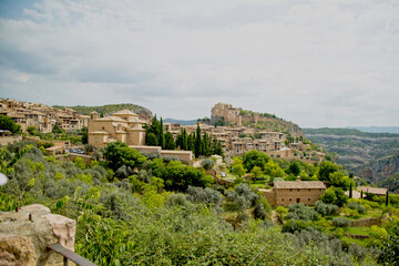 Pueblo mas bonito de España, Alquezar, Pirineos, viaje, pueblo medieval famoso, barranco, bosque, verano, castillo antiguo