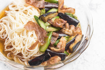 夏の味覚　茄子と豚肉の冷製そうめん