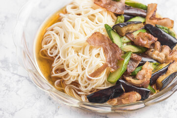 夏の味覚　茄子と豚肉の冷製そうめん