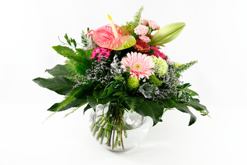 Ein prächtiger Blumenstrauß auf weißem Grund