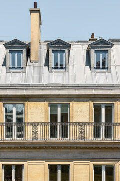 Façade d'un immeuble Haussmanien à Paris